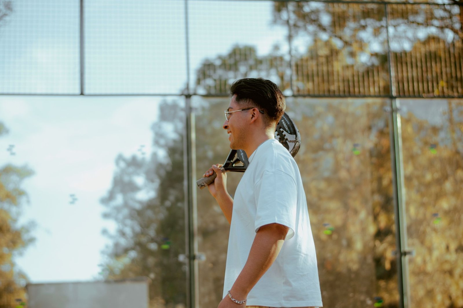 Jeune homme avec sa raquette de padel