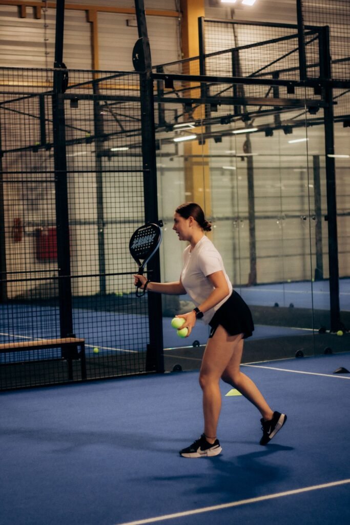 Joueuse de padel au filet