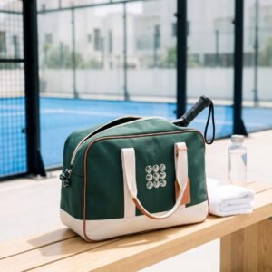 Sac PSM Court Bag sur le banc d'un terrain de padel